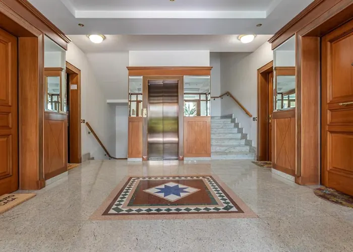 Kitty - Close To The Vatican *